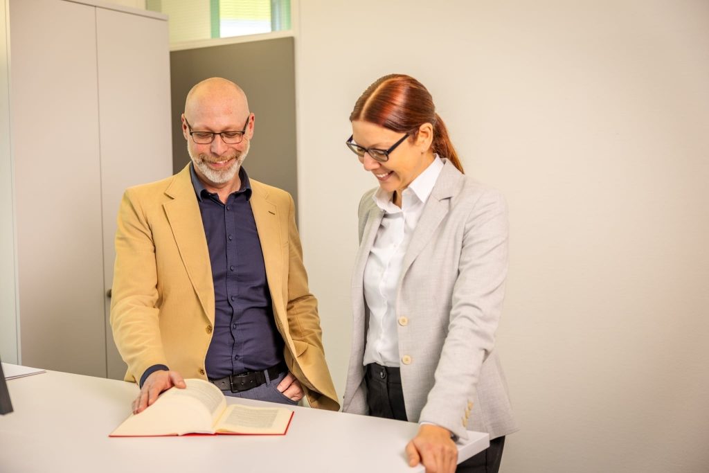 Rechtsanwälte Armin Packowski und Sonja Blümel bei der Arbeit